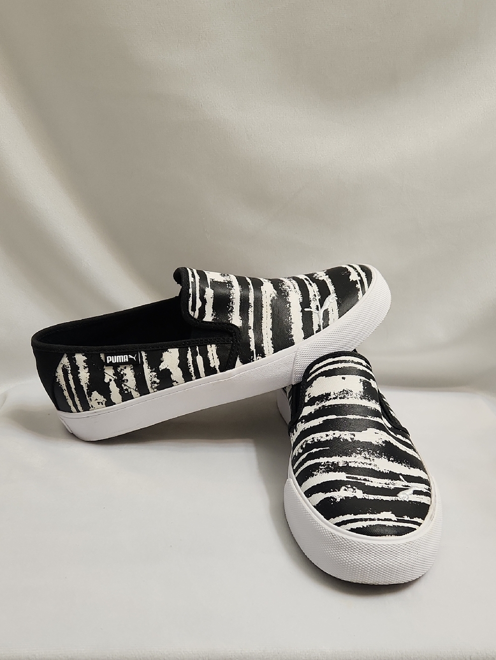 Puma Bari Black White Slip-on Cat Stripe Casual Laceless Sneakers (W Size 8.5)